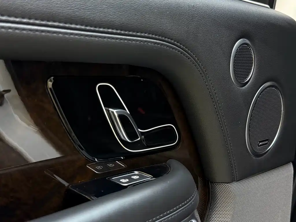Land Rover Range Rover — миниатюра 17