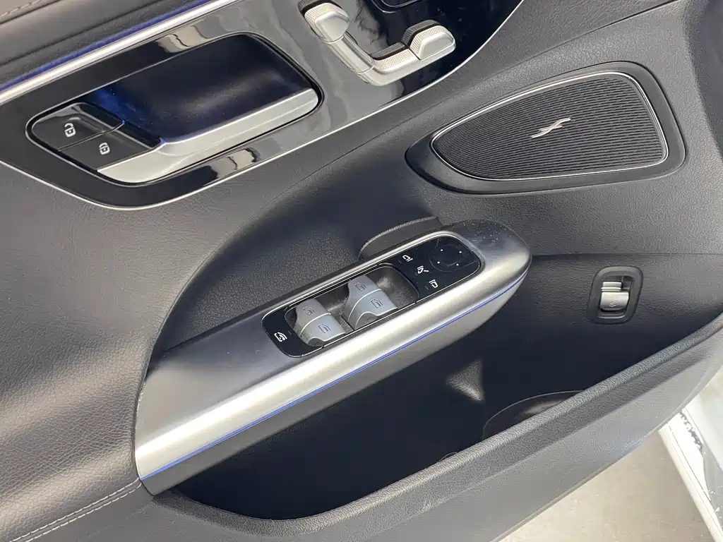 Mercedes-Benz C-Class — миниатюра 7