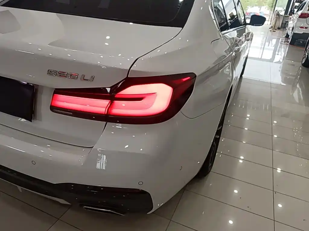 BMW 5 Series — миниатюра 8