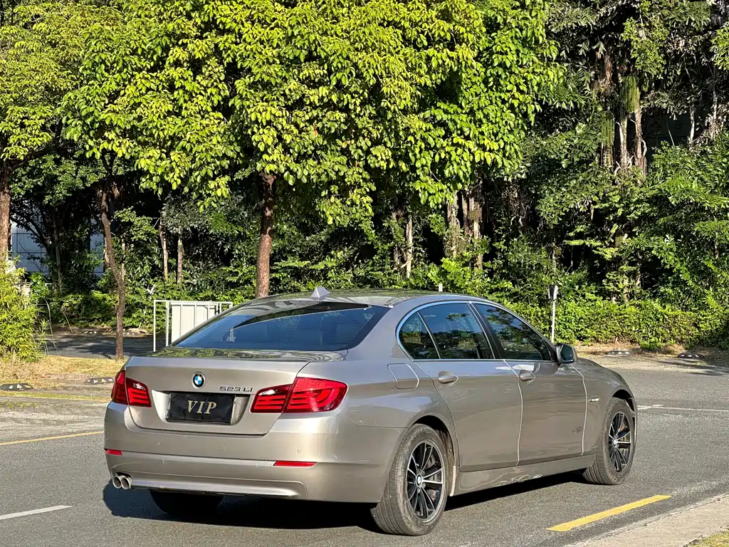 BMW 5 Series — миниатюра 10