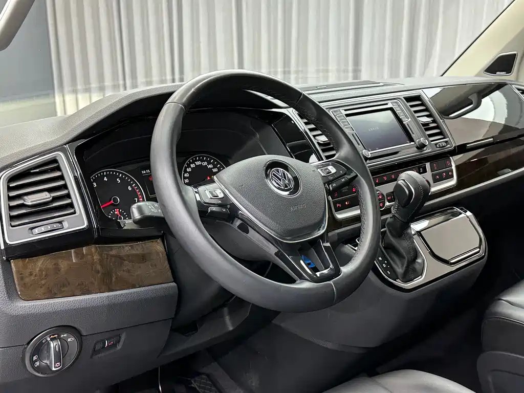 Volkswagen Multivan — миниатюра 10