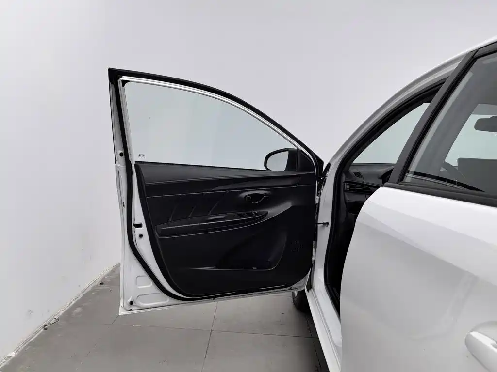 Toyota Yaris L — миниатюра 8