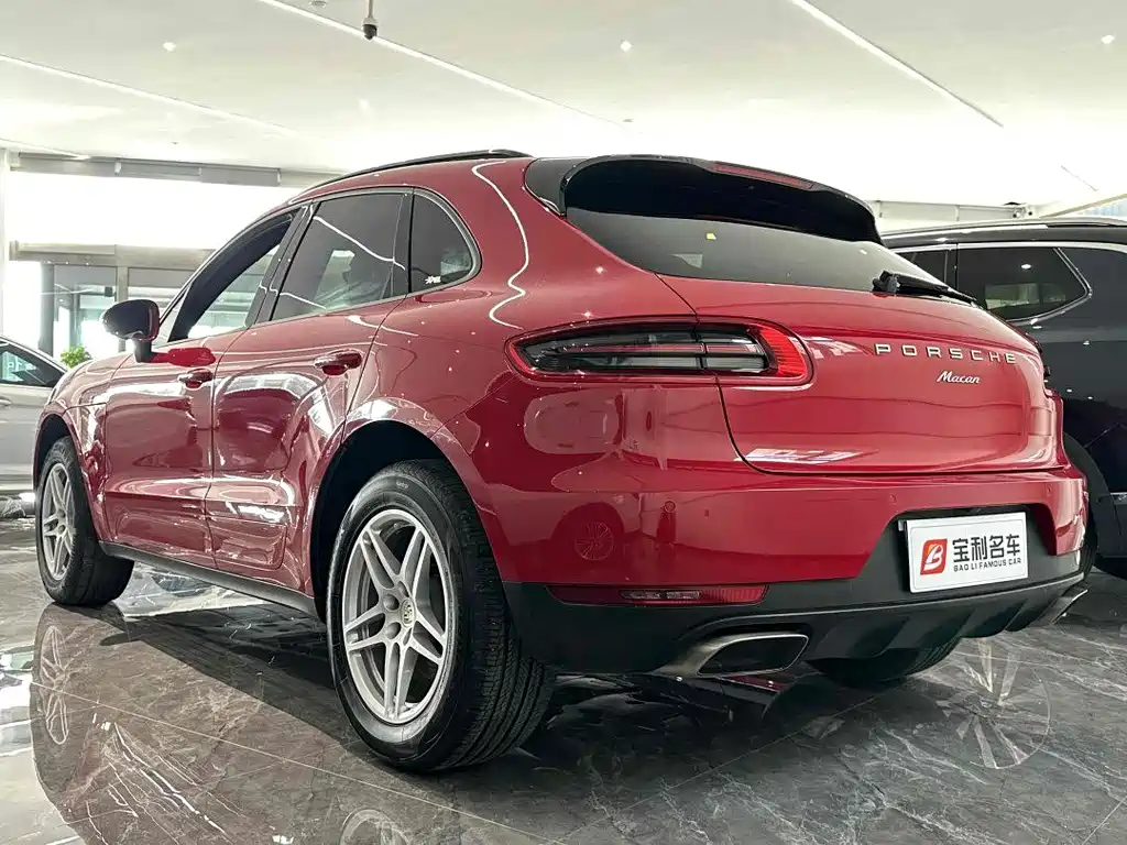PORSCHE MACAN
