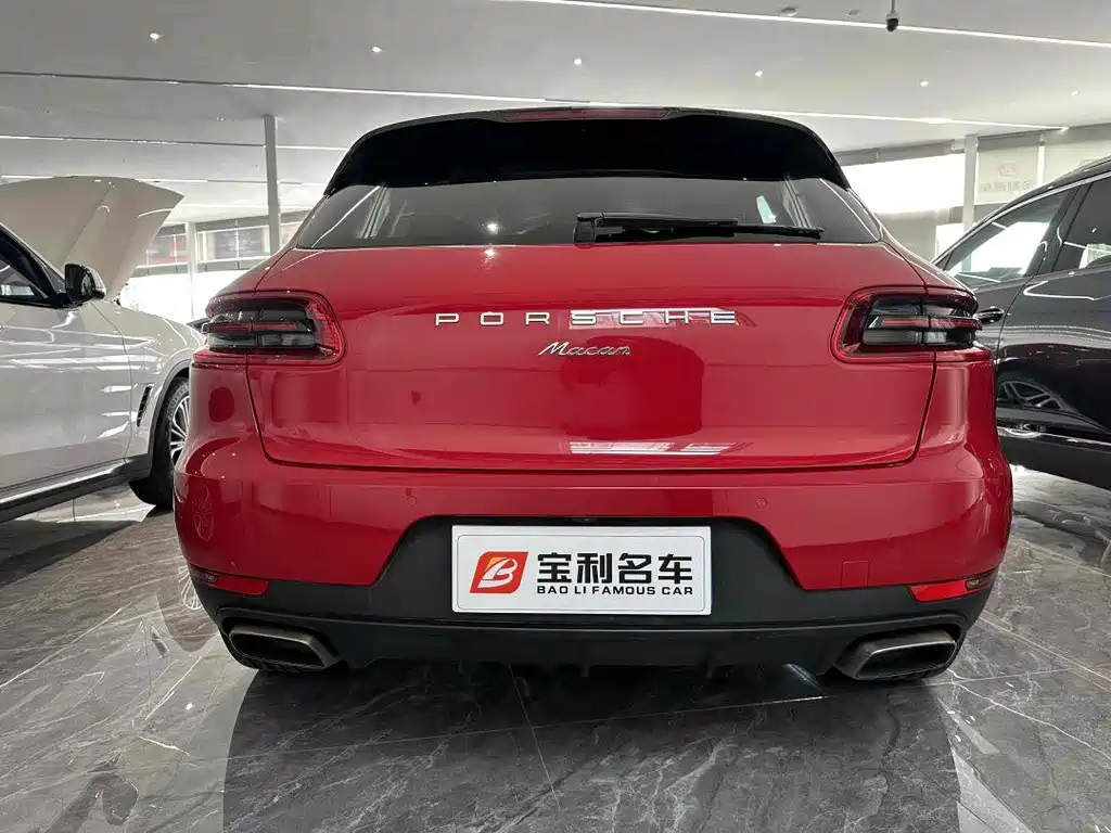 PORSCHE MACAN