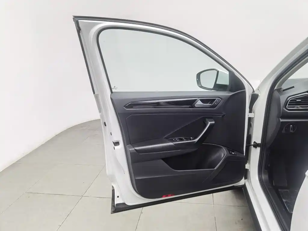 Volkswagen T-Roc — миниатюра 8