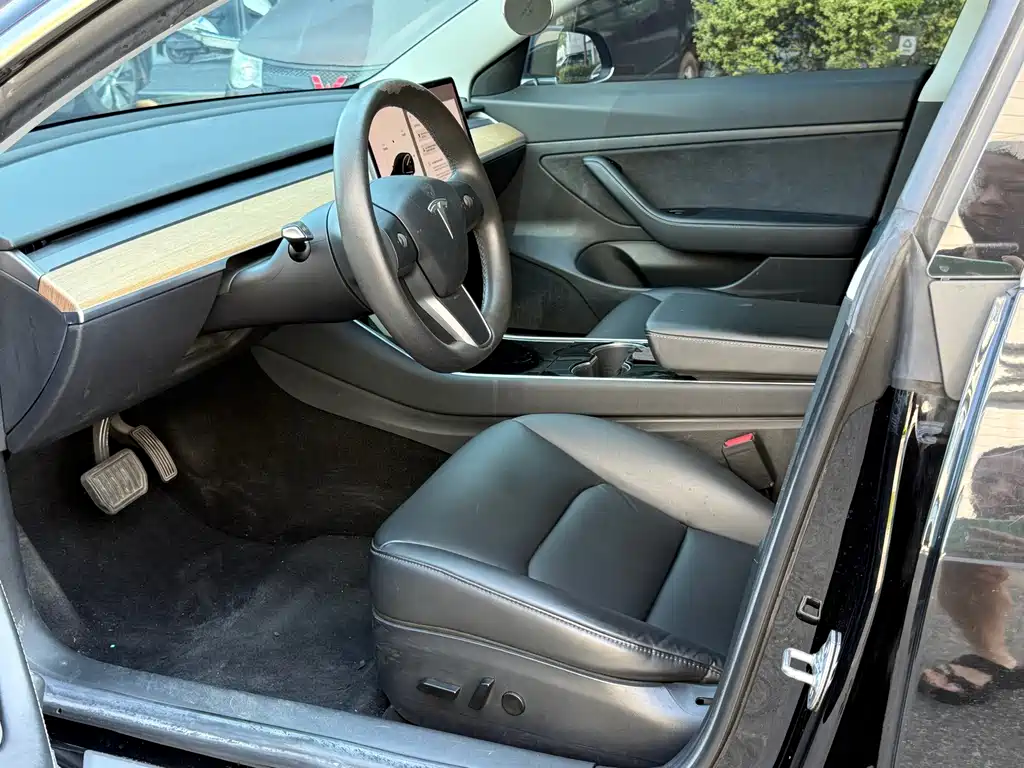 Tesla Model 3 — миниатюра 7