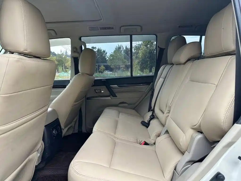 Mitsubishi Pajero (Import) — миниатюра 5