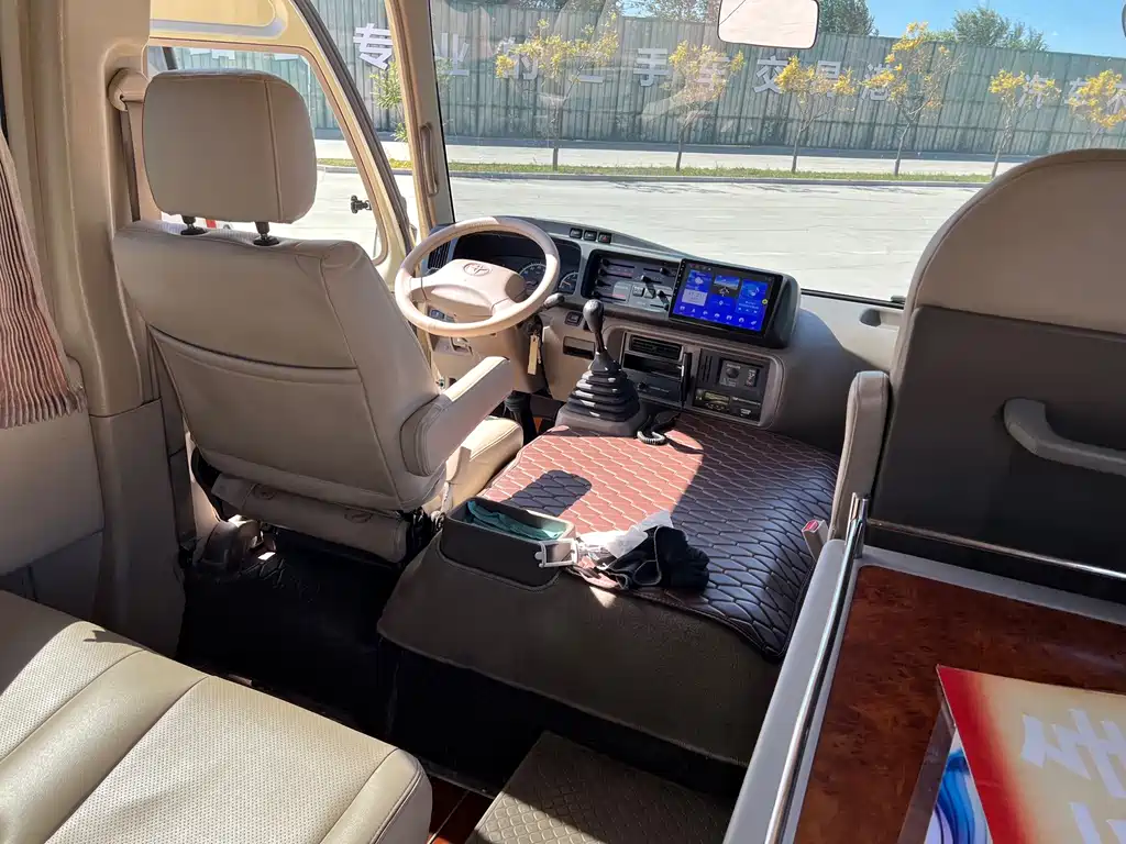 Toyota Coaster — миниатюра 11