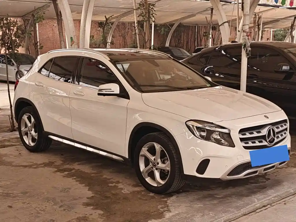 MERCEDES-BENZ GLA