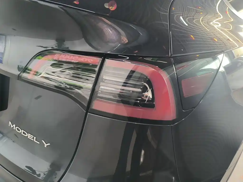 Tesla Model Y — миниатюра 8