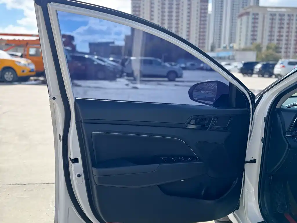 Hyundai Elantra — миниатюра 11