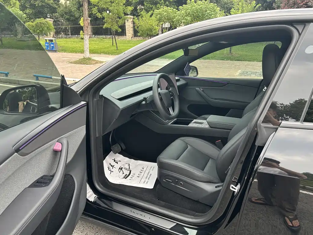 Tesla Model Y — миниатюра 8