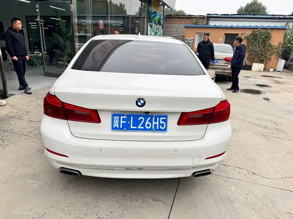 BMW 5 Series — миниатюра 4