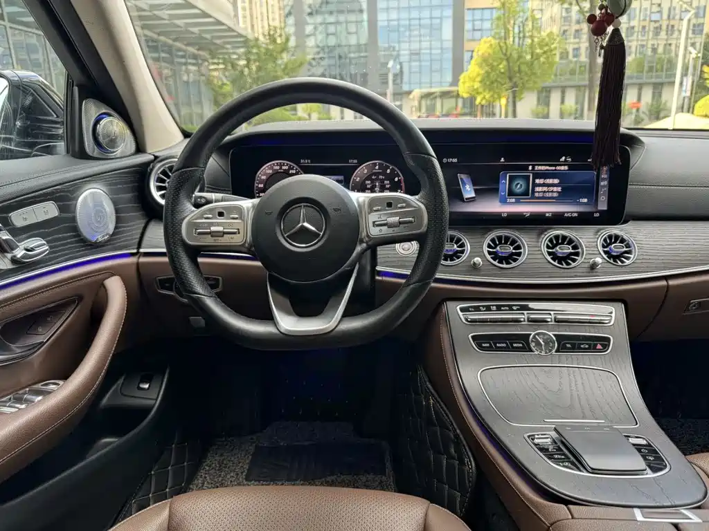 Mercedes-Benz E-Class — миниатюра 11