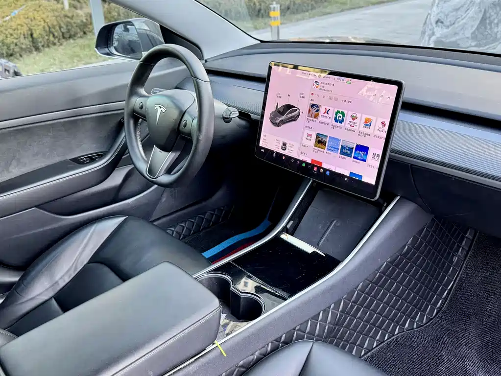 TESLA MODEL 3