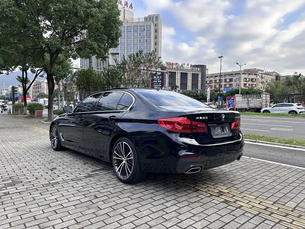 BMW 5 Series — миниатюра 7