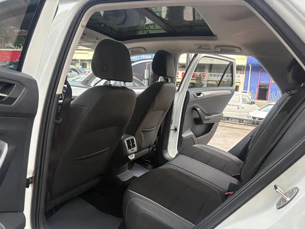 Volkswagen T-Roc — миниатюра 10