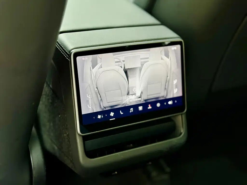 Tesla Model Y — миниатюра 14