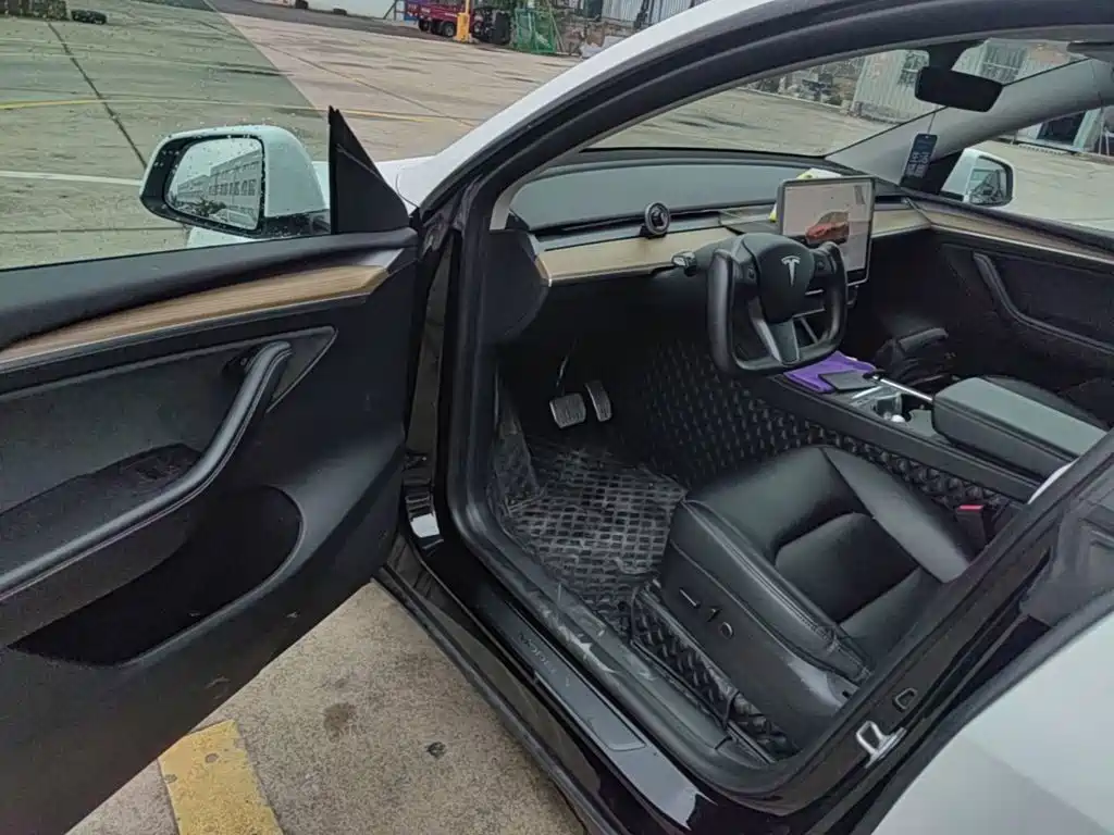 Tesla Model Y — миниатюра 16