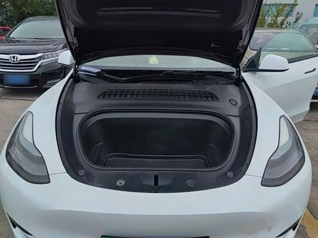 Tesla Model Y — миниатюра 20