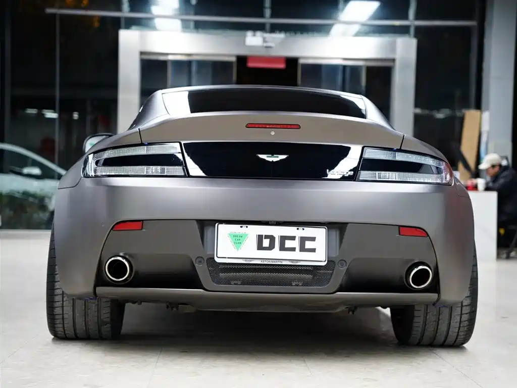 ASTON MARTIN V8 VANTAGE