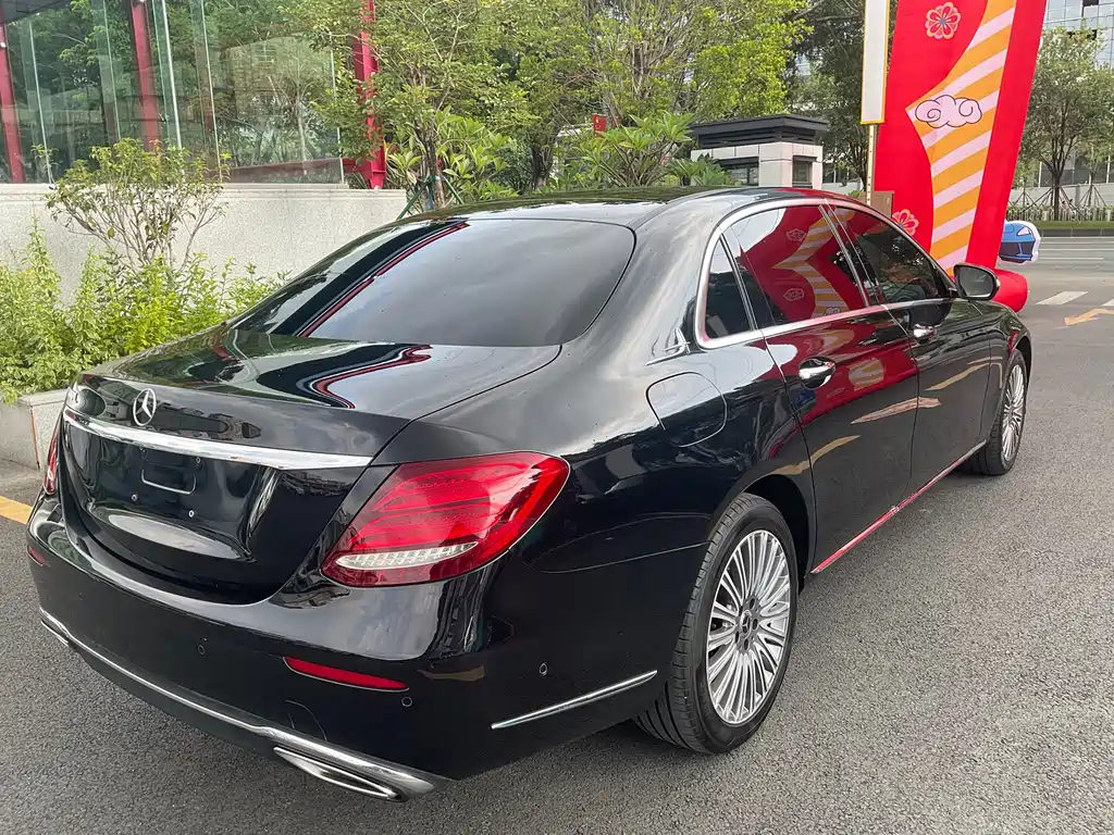 Mercedes-Benz E-Class — миниатюра 7