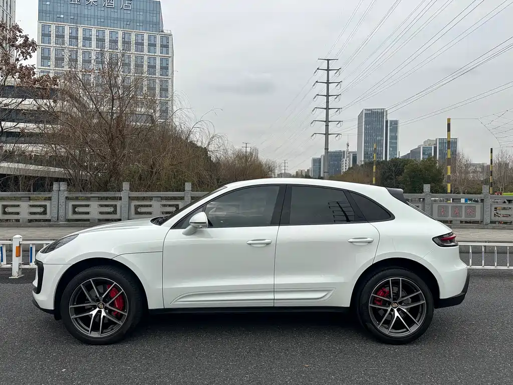 PORSCHE MACAN