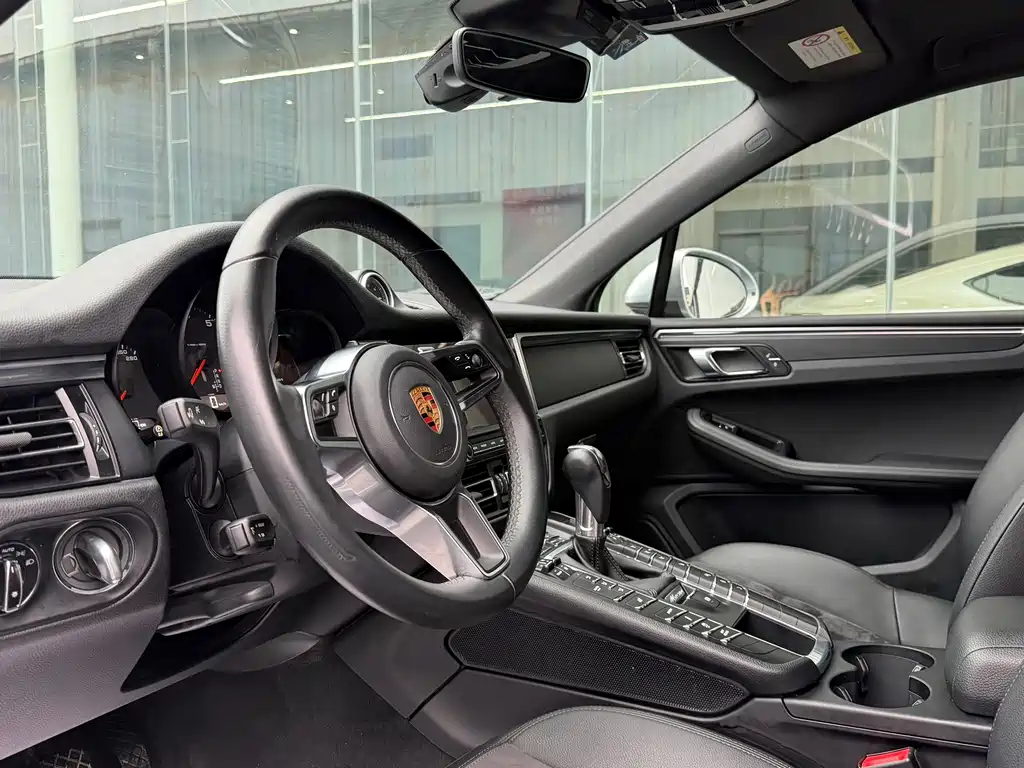 PORSCHE MACAN