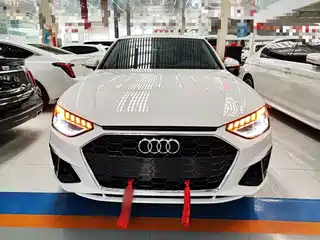 Audi A4L 40 TFSI в стильном спортивном исполнении