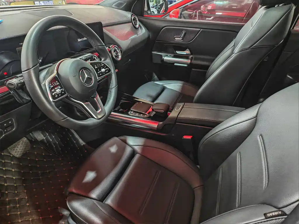 MERCEDES-BENZ GLA