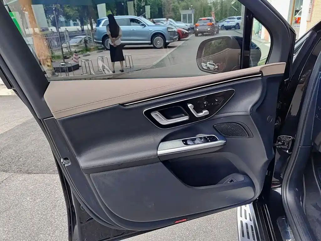 Mercedes-Benz EQE SUV — миниатюра 6