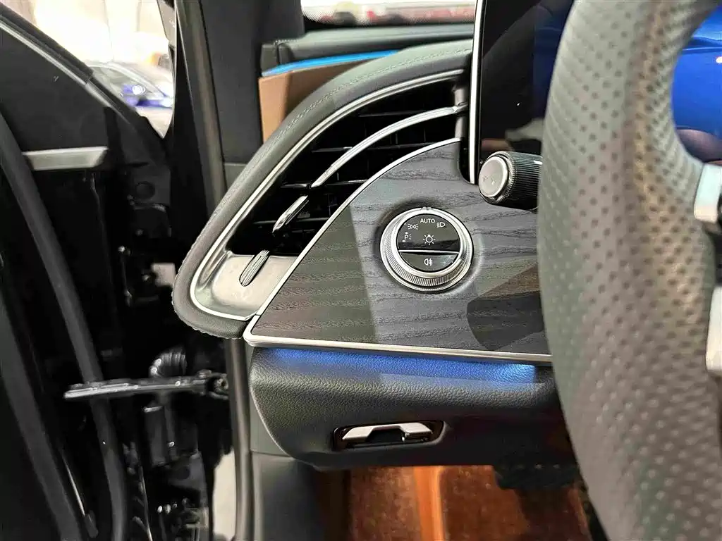 Mercedes-Benz E-Class — миниатюра 8