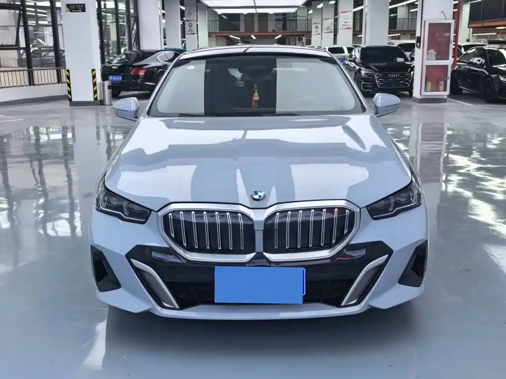 BMW 5 Series — миниатюра 2