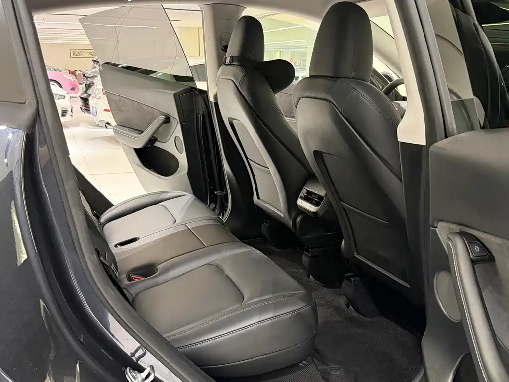 Tesla Model Y — миниатюра 10