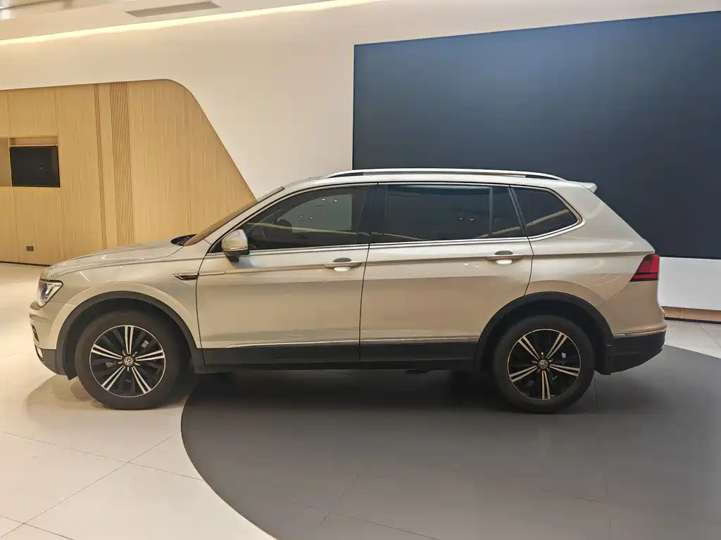 Volkswagen Tiguan L L 2020 330TSI AT Comfort VI