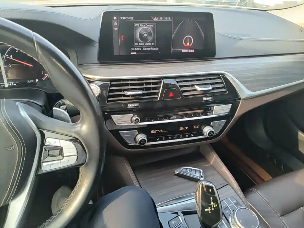 BMW 5 Series — миниатюра 13