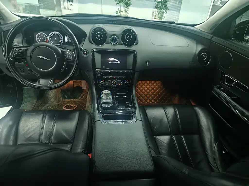 Jaguar XJ — миниатюра 9