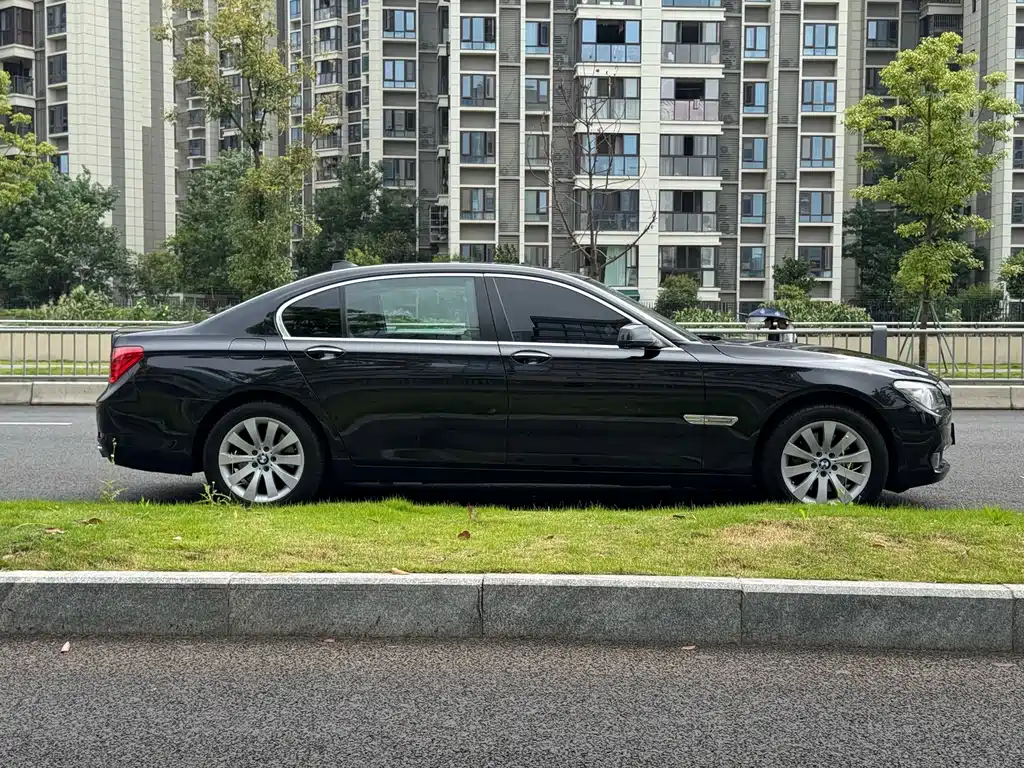 BMW 7 Series — миниатюра 18