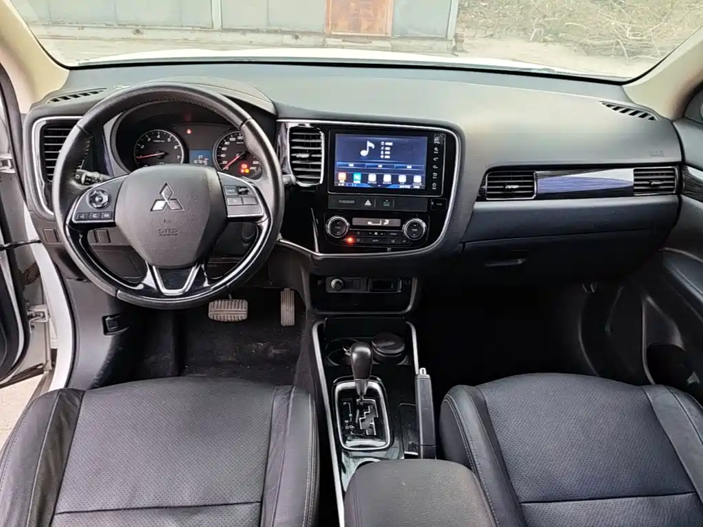 Mitsubishi Outlander — миниатюра 10