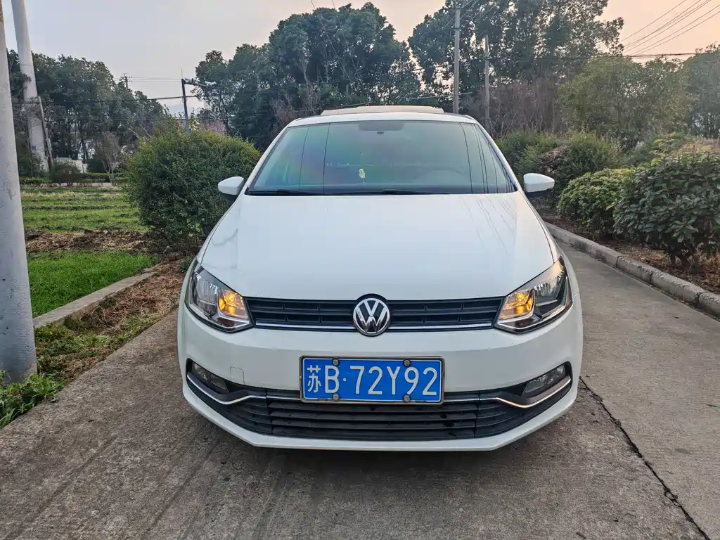 VOLKSWAGEN POLO