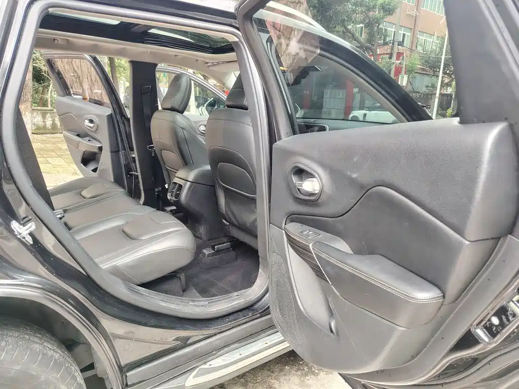 Jeep Cherokee — миниатюра 6