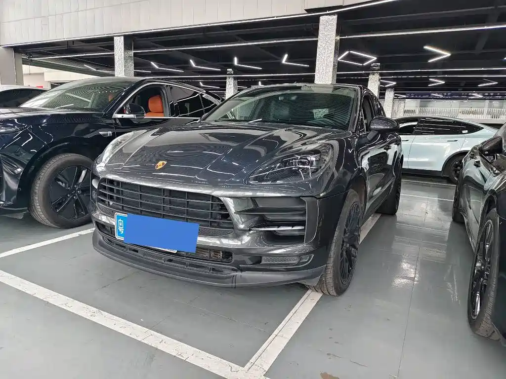 PORSCHE MACAN