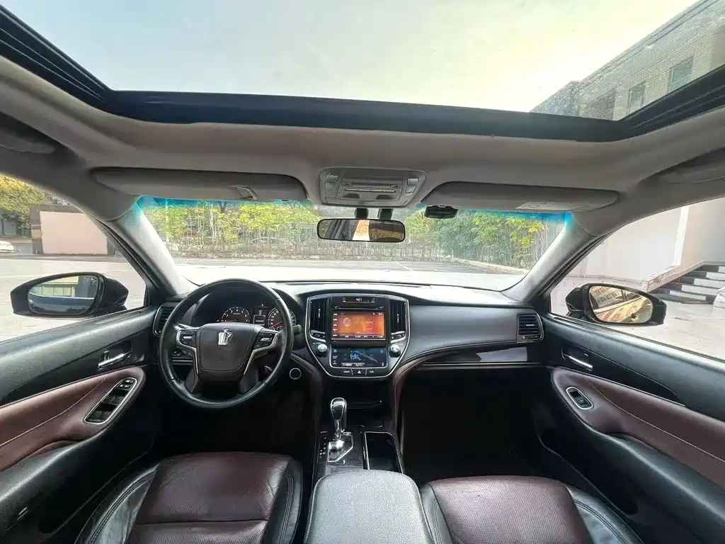 Toyota Crown — миниатюра 5