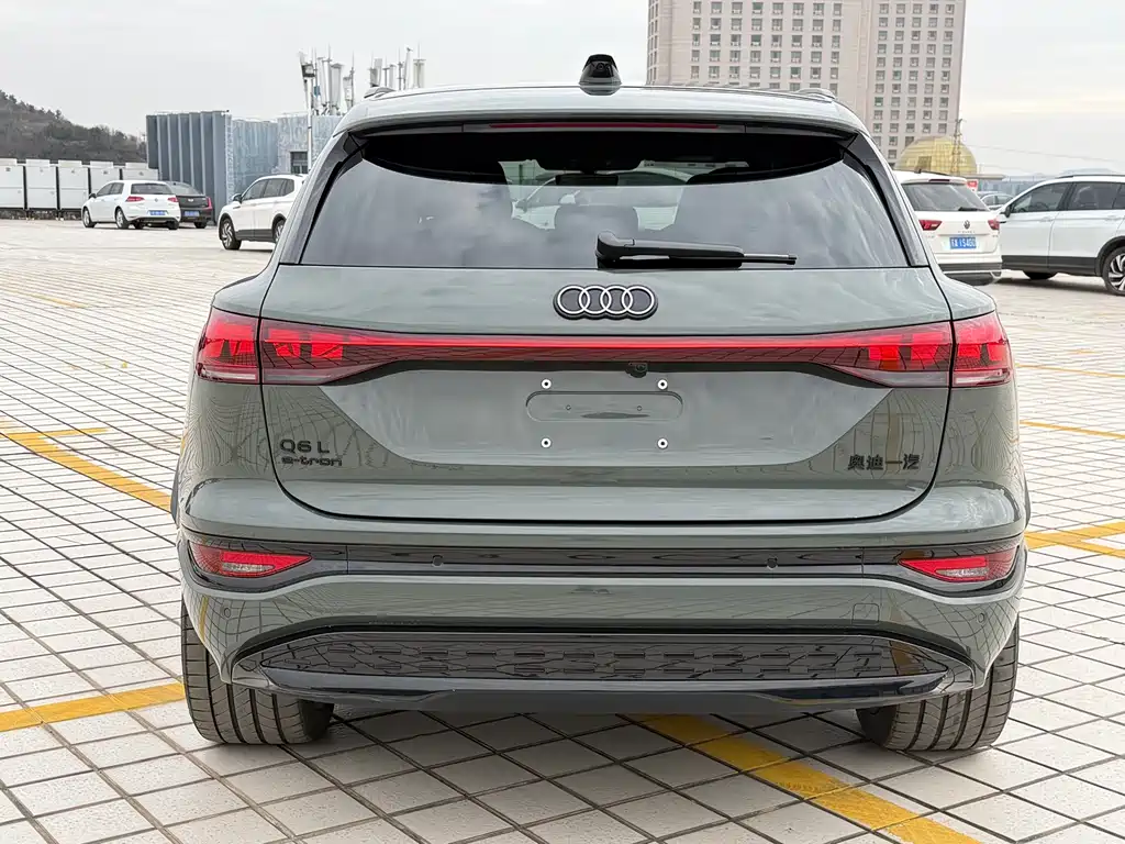 AUDI Q6L E TRON