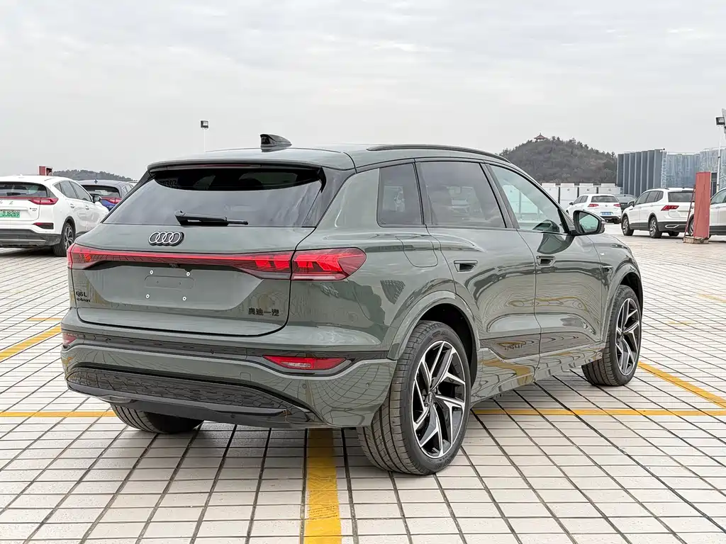 AUDI Q6L E TRON