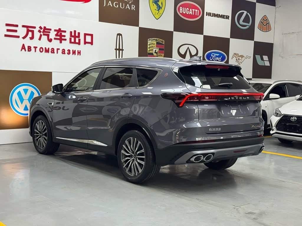 Jetour Jetour X70 PLUS 1.5 л 2023 г. Серебристо-серый, пробег 23000 км