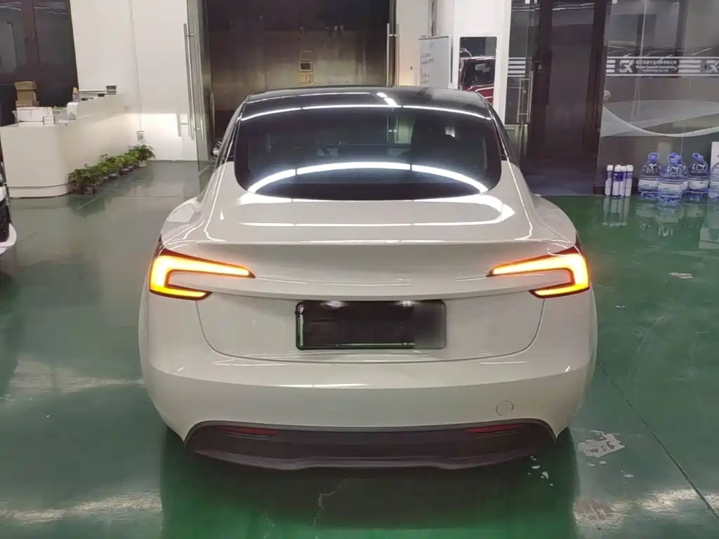 Tesla Model 3 — миниатюра 6