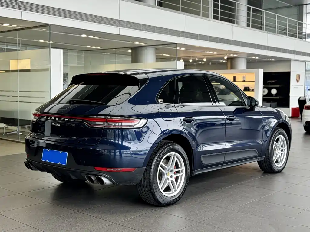 PORSCHE MACAN