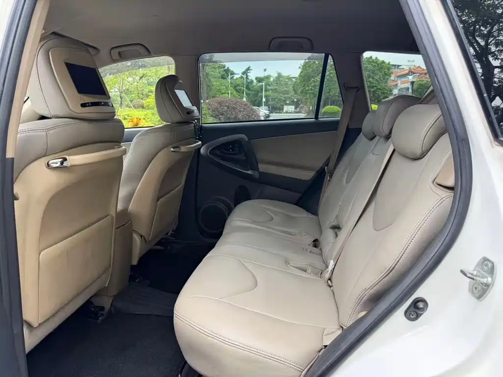 Toyota RAV4 — миниатюра 7