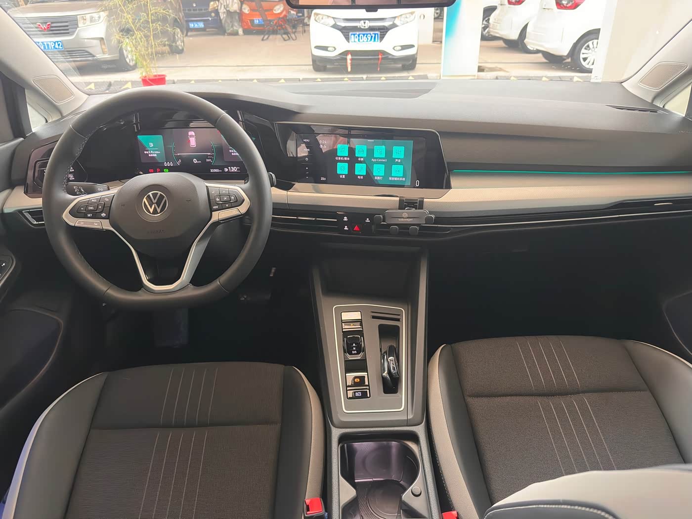 Volkswagen Golf 1.4 л 2023 г. Белый, пробег 22000 км
